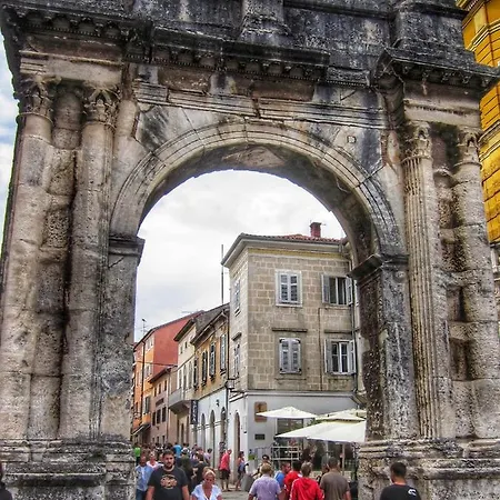 Vila John Pula